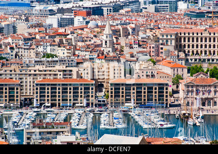 Vista di Marsiglia con Harbour, vecchia casa e yacht, Francia. Foto Stock