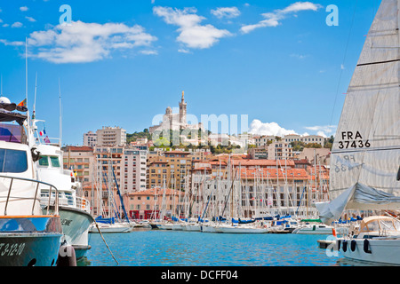 Panorama del Porto vecchio con una vista della Cattolica basilica di Notre Dame de la Garde, Nostra Signora della Guardia, Marsiglia, Francia Foto Stock