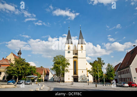 Vista della piazza del mercato con la basilica di San Vito e San Deocar in Herrieden, Germania, 14 agosto 2013. Papa Benedetto XVI ha nominato la Chiesa Collegiata di San Vito e San Deocar Herrieden una Basilica papale. Quindi si porta il nome di "basilica di San Vito e San Deocar'. Foto: Daniel Karmann Foto Stock