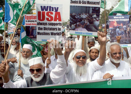 I sostenitori e gli attivisti di Jamat-e-Islami (JI) stanno dimostrando per esprimere la loro solidarietà con il popolo d'Egitto e i sostenitori di morsi, a M.A Jinnah Road a Karachi il Venerdì, 16 agosto 2013. I dimostranti trasportare carte gioco scritto slogan in favore morsi e anti esercito egiziano, manifestanti masterizzare noi bandiera durante la protesta e condanna fermamente la brutale repressione dell esercito contro le persone innocenti di Egitto, compresi donne e bambini e ha detto che il generale dell esercito Al-Saysee sarà sicuramente pagare per questo brutale atto. Foto Stock