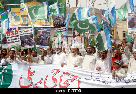 I sostenitori e gli attivisti di Jamat-e-Islami (JI) stanno dimostrando per esprimere la loro solidarietà con il popolo d'Egitto e i sostenitori di morsi, a M.A Jinnah Road a Karachi il Venerdì, 16 agosto 2013. I dimostranti trasportare carte gioco scritto slogan in favore morsi e anti esercito egiziano, manifestanti masterizzare noi bandiera durante la protesta e condanna fermamente la brutale repressione dell esercito contro le persone innocenti di Egitto, compresi donne e bambini e ha detto che il generale dell esercito Al-Saysee sarà sicuramente pagare per questo brutale atto. Foto Stock