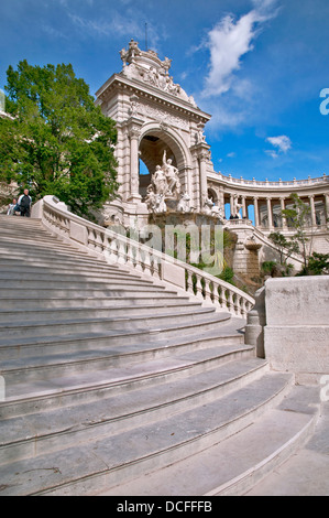 Un ampia scalinata del Palazzo Longchamp, Marsiglia, Francia Foto Stock