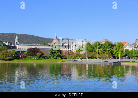 Vista su Lille Lungegardsvann lago nel parco della città a Bergen Hordaland, Norvegia, Scandinavia, Europa Foto Stock