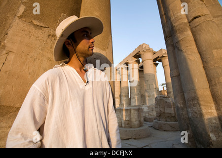 Uomo al Tempio di Luxor Foto Stock