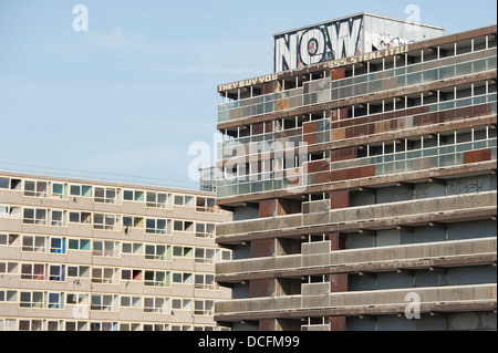 Vista generale di un edificio su dei derelitti Heygate Estate nel sud di Londra Foto Stock