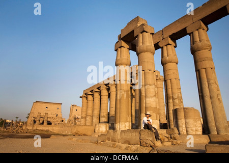 Uomo al Tempio di Luxor; Luxor,Egitto Foto Stock