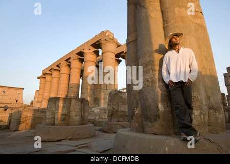 Uomo al Tempio di Luxor Foto Stock