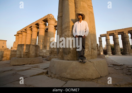 Uomo al Tempio di Luxor Foto Stock