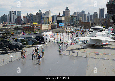 I turisti a piedi il ponte della Intrepid portaerei, Intrepid Sea, Air & Space Museum, NY Foto Stock