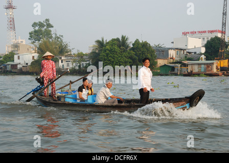 I passeggeri che viaggiano in barca sul fiume Mekong, Can Tho, Vietnam. Foto Stock