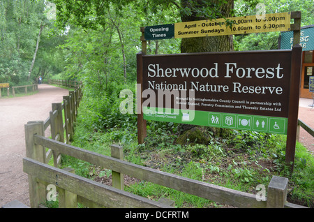 Segno di ingresso alla Foresta di Sherwood Riserva Naturale Nazionale a quercia Major, vicino a Mansfield, Nottinghamshire Foto Stock