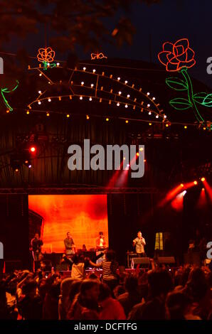 Eire, UK. 16 Ago, 2013. Stampa e Media fotografi resort al tiro dalla folla come un membro del pubblico soltanto a causa essendo data a 2 minuti a fotografare JLS esibirsi sul palco della Rosa di Tralee Festival 2013 Credit: James Loveridge/Alamy Live News Foto Stock