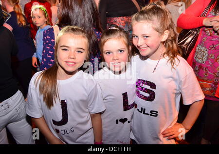 Eire, UK. 16 Ago, 2013. Shanaah Griffin, Rachel Griffin e Ciara Landers da BallyMac, indossare la loro casa fatta di 'J' 'L' 'S' T-shirt mentre vi godete le performance live al Rose di Tralee festival 2013 a Tralee, Co.Kerry Eire Credito: James Loveridge/Alamy Live News Foto Stock