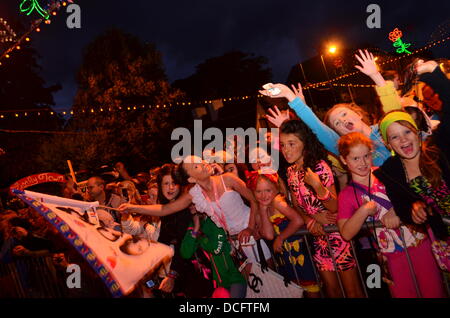 Eire, UK. 16 Ago, 2013. Ventole godendo la performance live al Rose di Tralee festival 2013 a Tralee, Co.Kerry Eire Credito: James Loveridge/Alamy Live News Foto Stock