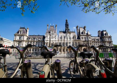 Gratuito biciclette Velib davanti al municipio di Parigi, Francia Foto Stock