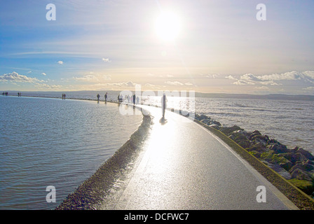 Sentiero intorno al lago marino in West Kirby sul Wirral Foto Stock