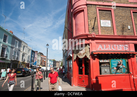 Portobello Road, Alice il negozio di antiquariato in angolo di Denbigh vicino e Portobello, turisti e shopper camminare per strada. Foto Stock