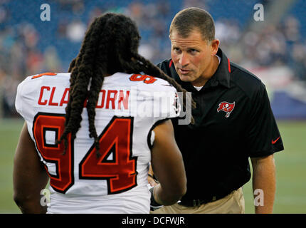 Foxborough, Florida, Stati Uniti d'America. 16 Ago, 2013. DANIEL WALLACE | Orari.Tampa Bay Buccaneers difensivo fine Adrian Clayborn (94) e head coach Greg Schiano agitare le mani durante warmups come i bucanieri prepararsi a giocare il New England Patriots durante una partita di preseason a Gillette Stadium il Venerdì, 16 agosto 2013. © Daniel Wallace/Tampa Bay volte/ZUMAPRESS.com/Alamy Live News Foto Stock