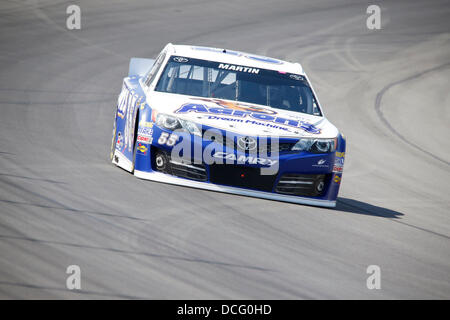 Brooklyn, MI, Stati Uniti d'America. 16 Ago, 2013. Brooklyn, MI - Agosto 16, 2013: Mark Martin (55) porta la sua vettura da gara attraverso le spire durante una sessione di prove libere per la pura Michigan 400 gara presso il Michigan International Speedway di Brooklyn, MI. Credito: csm/Alamy Live News Foto Stock