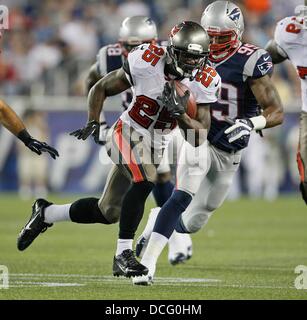 Foxborough, Florida, Stati Uniti d'America. 16 Ago, 2013. DANIEL WALLACE | Orari.Tampa Bay Buccaneers running back Mike James (25) fa un 15-cantiere guadagno durante il secondo trimestre come il Tampa Bay Buccaneers play New England Patriots durante una partita di preseason a Gillette Stadium il Venerdì, 16 agosto 2013. © Daniel Wallace/Tampa Bay volte/ZUMAPRESS.com/Alamy Live News Foto Stock