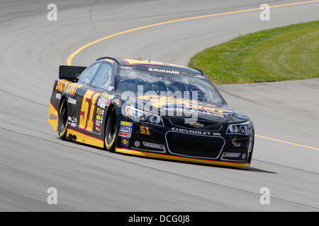 Brooklyn, MI, Stati Uniti d'America. 16 Ago, 2013. Brooklyn, MI - Agosto 16, 2013: Brendan Gaughan (51) porta la sua vettura da gara attraverso le spire durante una sessione di prove libere per la pura Michigan 400 gara presso il Michigan International Speedway di Brooklyn, MI. Credito: csm/Alamy Live News Foto Stock