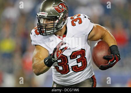 Foxborough, Florida, Stati Uniti d'America. 16 Ago, 2013. DANIEL WALLACE | Orari.Tampa Bay Buccaneers running back Peyton Hillis (33) corre la palla durante il quarto trimestre come il Tampa Bay Buccaneers play New England Patriots durante una partita di preseason a Gillette Stadium il Venerdì, 16 agosto 2013. © Daniel Wallace/Tampa Bay volte/ZUMAPRESS.com/Alamy Live News Foto Stock