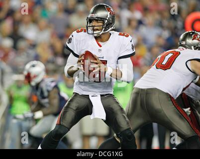 Foxborough, Florida, Stati Uniti d'America. 16 Ago, 2013. DANIEL WALLACE | Orari.Tampa Bay Buccaneers quarterback Josh Freeman (5) scende di nuovo in mano la palla fuori durante il secondo trimestre come il Tampa Bay Buccaneers play New England Patriots durante una partita di preseason a Gillette Stadium il Venerdì, 16 agosto 2013. © Daniel Wallace/Tampa Bay volte/ZUMAPRESS.com/Alamy Live News Foto Stock