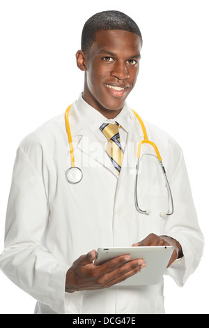 African American medico utilizzando tampone elettronico isolato su sfondo bianco Foto Stock