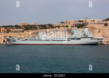 La marina militare cinese Qinghaihu oliatore (pennant numero 885) a Malta Foto Stock