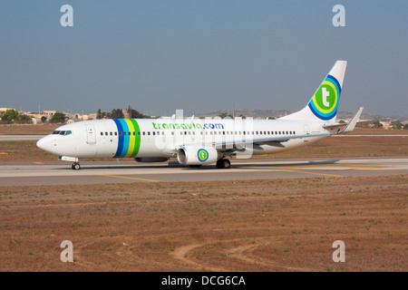 Il viaggio in aereo. Transavia Boeing 737-800 (737ng o di prossima generazione) aereo di linea di rullaggio per la partenza da Malta Foto Stock