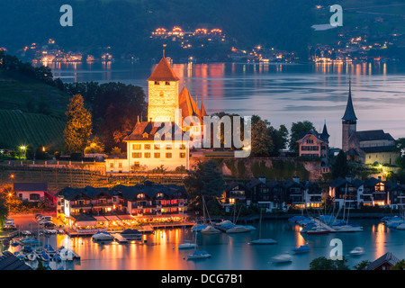 Il castello a Spiez guardando fuori sopra il lago di Thun, Svizzera. Foto Stock