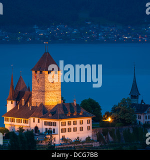 Il castello a Spiez guardando fuori sopra il lago di Thun, Svizzera. Foto Stock