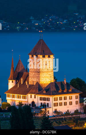Il castello a Spiez guardando fuori sopra il lago di Thun, Svizzera. Foto Stock