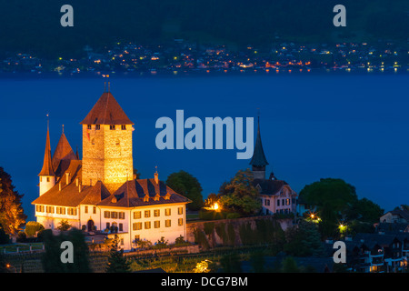 Il castello a Spiez guardando fuori sopra il lago di Thun, Svizzera. Foto Stock