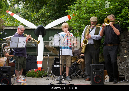 Nuova Era rinata in ottone riprodurre il RAFA Royal Air Forces Association Club durante il Brecon Jazz Festival 2013 Foto Stock