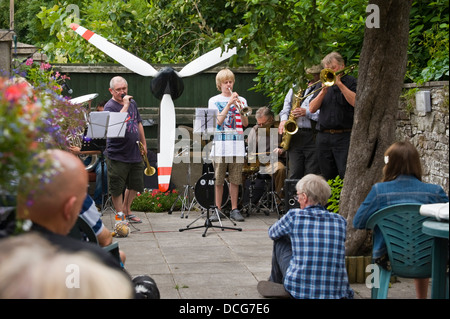 Nuova Era rinata in ottone riprodurre il RAFA Royal Air Forces Association Club durante il Brecon Jazz Festival 2013 Foto Stock