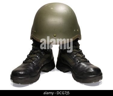 Soldato: militare stivali e casco. Isolato su sfondo bianco. Percorso di clipping (senza ombra) Foto Stock