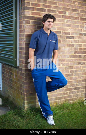 West Berkshire, Regno Unito. Il 15 agosto, 2013. Alastair Cook. Ascot Cricket Club, West Berkshire, Inghilterra, Regno Unito Inghilterra Cricket capitano Alastair Cook fotografati a Ascot Cricket Club, durante una pausa nelle ceneri serie di prova come egli guarda per sigillare la serie 4-0. © Jeff Gilbert/Alamy Live News Foto Stock