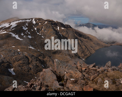 Una vista della montagna in remoto un' Mhaighdean visto da Ruadh Stac Mor, Highlands scozzesi, Scotland Regno Unito Foto Stock