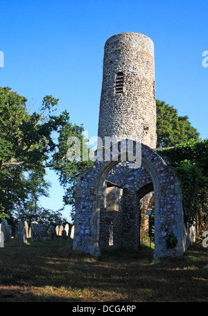 Una vista del portico sud e torre rotonda della diruta chiesa di San Teobaldo a grande Hautbois, Norfolk, Inghilterra, Regno Unito. Foto Stock