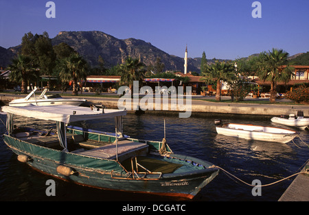 Barche ormeggiate sul fiume Cayı nel villaggio di Dalyan a Mugla Provincia vicino a Marmaris e Fethiye sulla costa sud-occidentale di Turchia Foto Stock