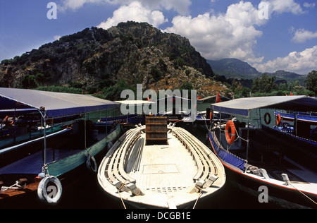 Barche ormeggiate sul fiume Cayı nel villaggio di Dalyan a Mugla Provincia vicino a Marmaris e Fethiye sulla costa sud-occidentale di Turchia Foto Stock