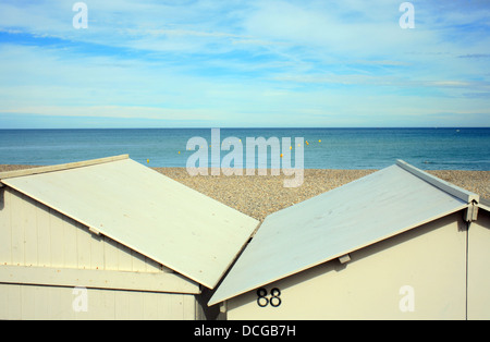 Capanne sulla spiaggia e mare da Esplanard du General Leclerc, meri Les Bains, Somme Picardia, Francia Foto Stock
