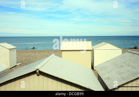 Cabine mare e spiaggia da Esplanad du General Leclerc, meri Les Bains, Somme Picardia, Francia Foto Stock