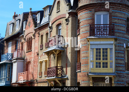 Rue de l' Amiral Courbet da Esplanad du General Leclerc, meri Les Bains, Somme Picardia, Francia Foto Stock