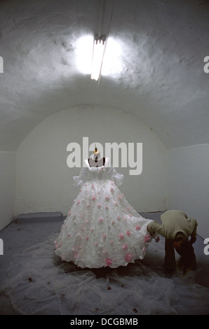 Bianco tradizionale abito sposa visualizzato in un negozio di arabi in acri di vecchia città della Galilea nel nord di Israele Foto Stock