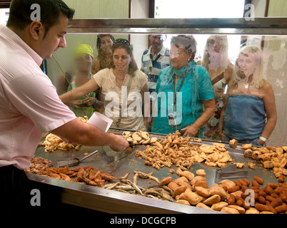 Pesce fritto shop, 'Las Flores', Cadiz, regione dell'Andalusia, Spagna, Europa Foto Stock