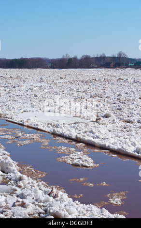 La deriva di ghiaccio sul fiume in primavera Foto Stock