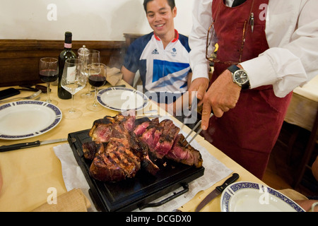 L'Italia, Toscana, Firenze, Trattoria Antico Fattore, bistecca alla fiorentina; bistecca fiorentina Foto Stock