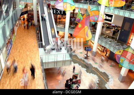 Caos all'interno del Drake Circus Shopping Mall in Plymouth Foto Stock